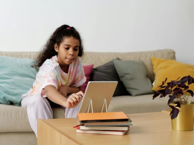 politicians are increasingly worried about online risks as rising evidence shows social media and excessive smartphone pose risks to minors mental and physical health photo pexels