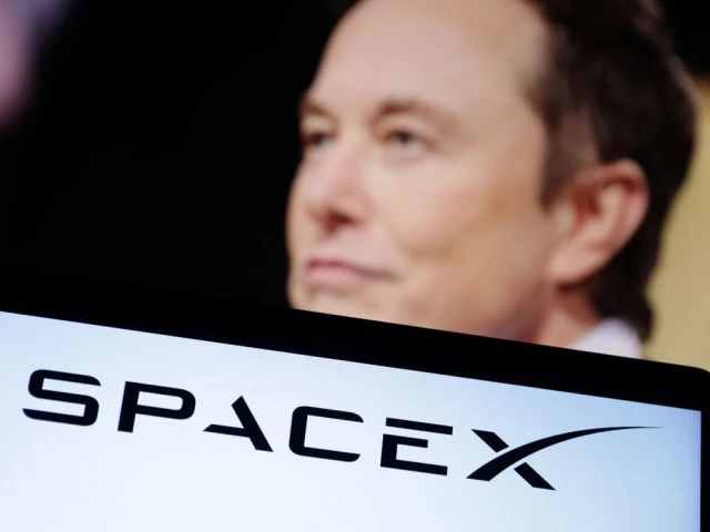 the spectrum purchase allows spacex to start building and deploying upgraded laser connected satellites that the company said will expand the cell network s capacity by more than 100 times photo reuters