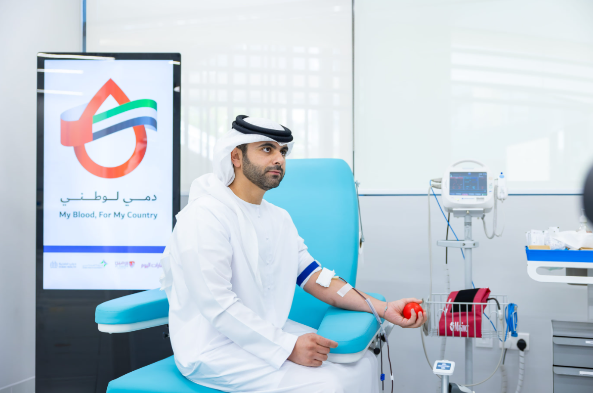 Mansoor bin Mohammed Donates Blood in Support of the ‘My Blood, for My Country’ Campaign - UAE