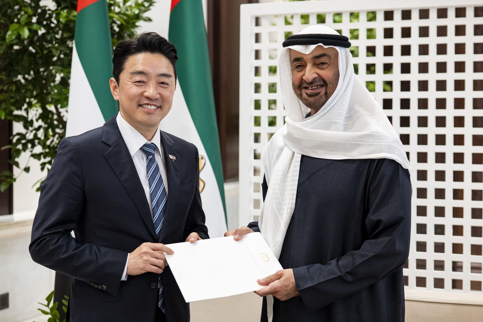 Mohamed bin Zayed and Seoul Envoy Discuss Expanding Strategic Cooperation - UAE