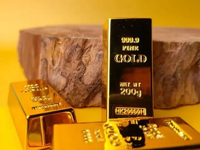 gold falls in global local markets as silver prices rise