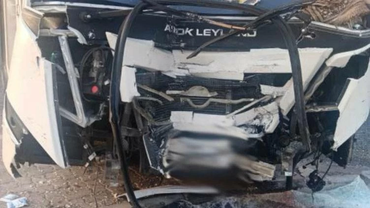 Under the Federal Traffic Law, stopping in the middle of the road carries a fine of AED 1,000 and six traffic points, in addition to a AED 500 fine for obstructing traffic under Article 98 (Dubai Police)