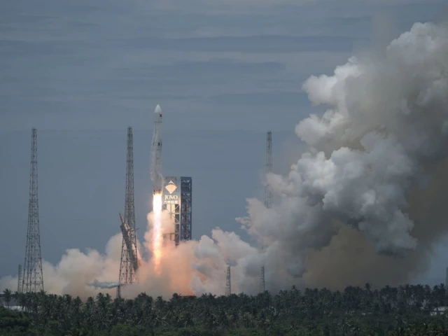 a long march 10b carrier rocket takes off from wenchang spacecraft launch site before returning vertically to an offshore platform for a controlled recovery in hainan province china july 10 2026 photo china daily via reuters